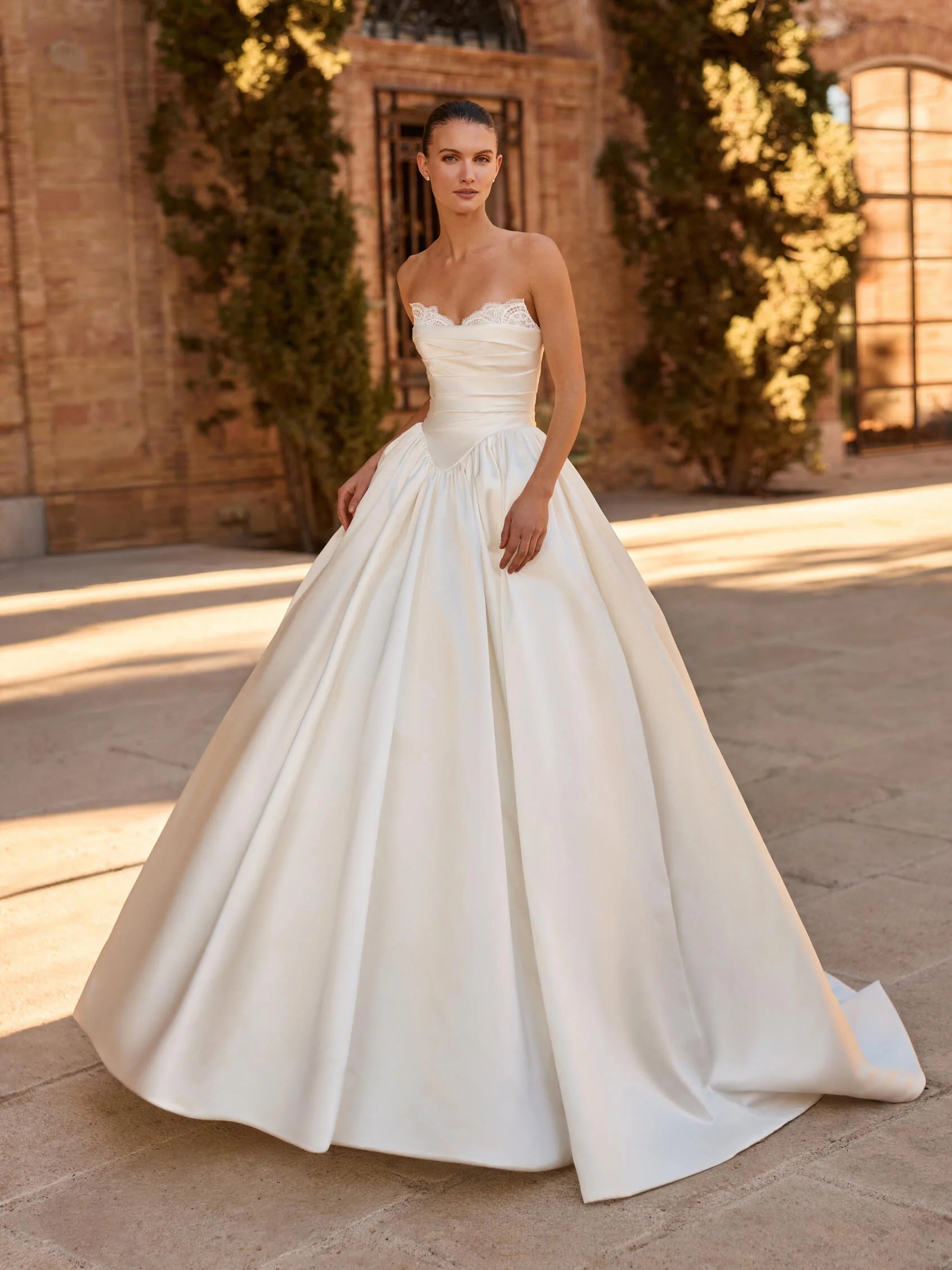HOLLYS by Pronovias Privée