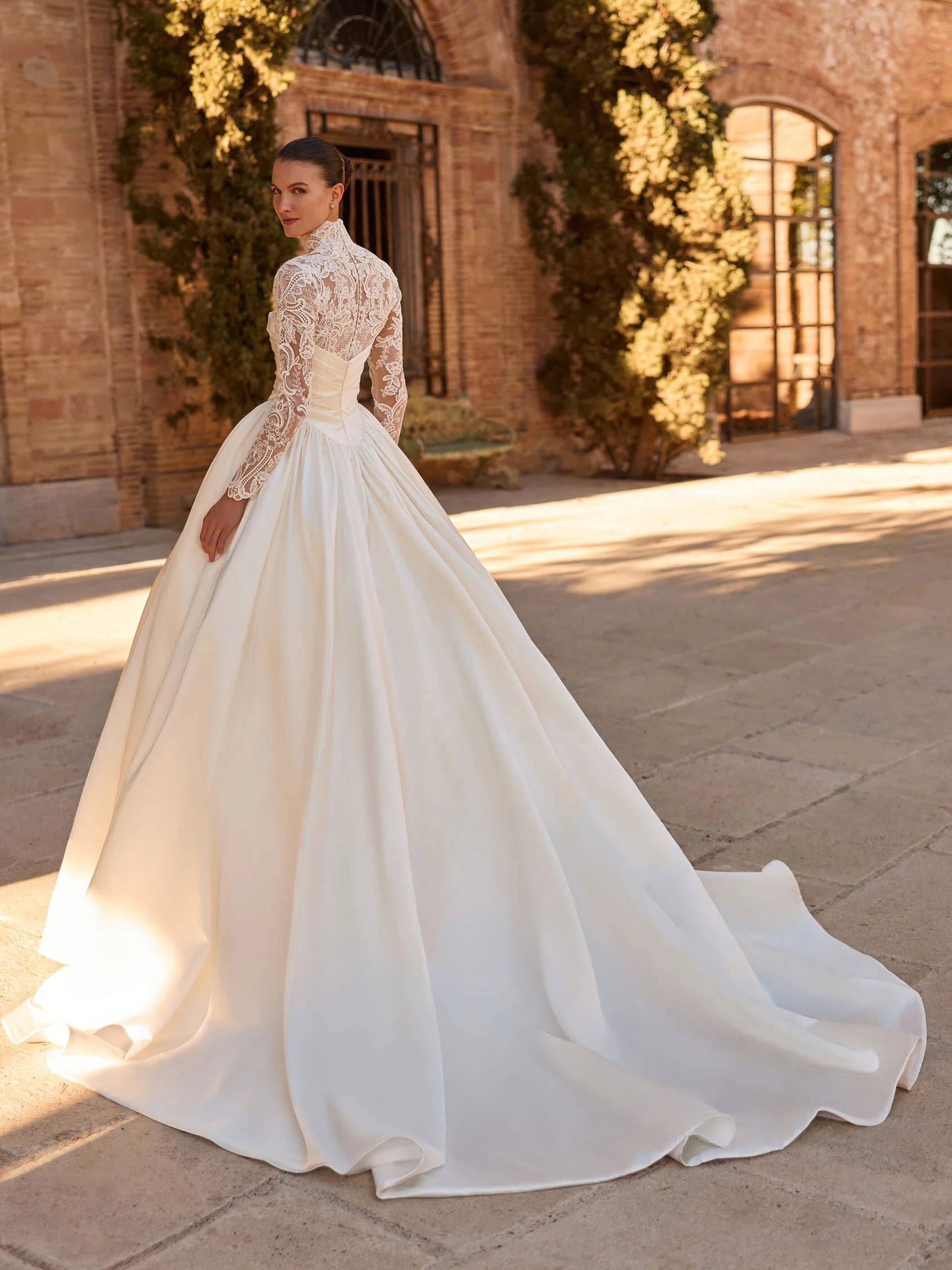 HOLLYS by Pronovias Privée